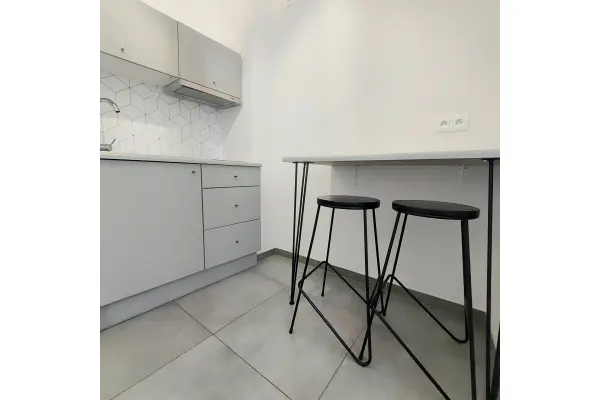 Poznań, Poznań-Grunwald, Łazarz, Głogowska, Wykończony lokal na podwórzu w odrestaurowanej kamienicy