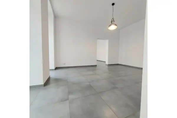 Poznań, Poznań-Grunwald, Łazarz, Głogowska, Wykończony lokal na podwórzu w odrestaurowanej kamienicy