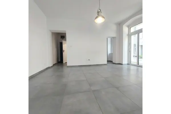 Poznań, Poznań-Grunwald, Łazarz, Głogowska, Wykończony lokal na podwórzu w odrestaurowanej kamienicy