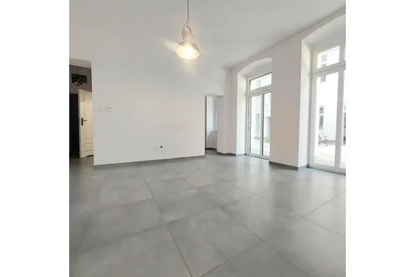 Poznań, Poznań-Grunwald, Łazarz, Głogowska, Wykończony lokal na podwórzu w odrestaurowanej kamienicy