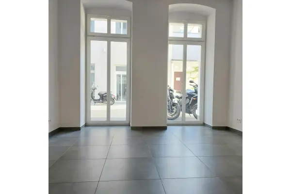 Poznań, Poznań-Grunwald, Łazarz, Głogowska, Wykończony lokal na podwórzu w odrestaurowanej kamienicy