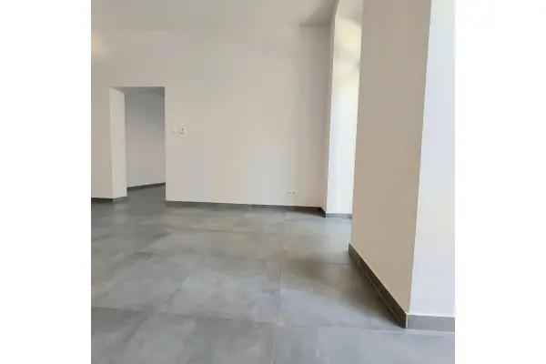 Poznań, Poznań-Grunwald, Łazarz, Głogowska, Wykończony lokal na podwórzu w odrestaurowanej kamienicy