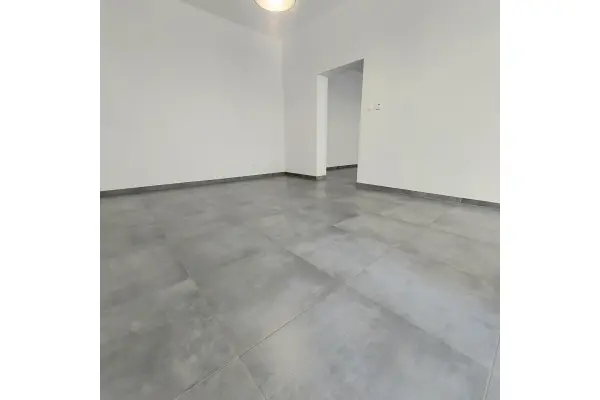 Poznań, Poznań-Grunwald, Łazarz, Głogowska, Wykończony lokal na podwórzu w odrestaurowanej kamienicy