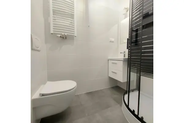 Poznań, Poznań-Grunwald, Łazarz, Głogowska, Wykończony lokal na podwórzu w odrestaurowanej kamienicy