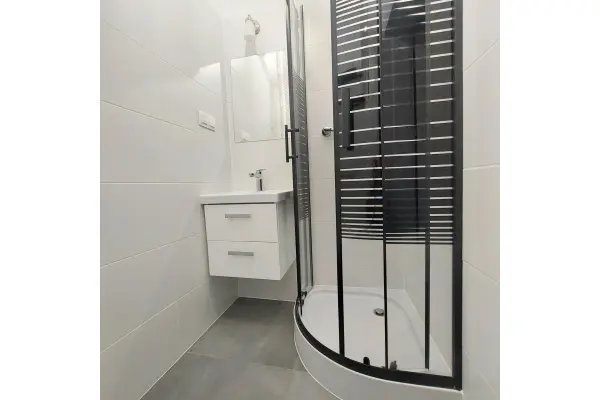 Poznań, Poznań-Grunwald, Łazarz, Głogowska, Wykończony lokal na podwórzu w odrestaurowanej kamienicy