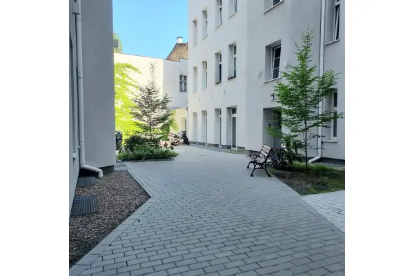 Poznań, Poznań-Grunwald, Łazarz, Głogowska, Wykończony lokal na podwórzu w odrestaurowanej kamienicy